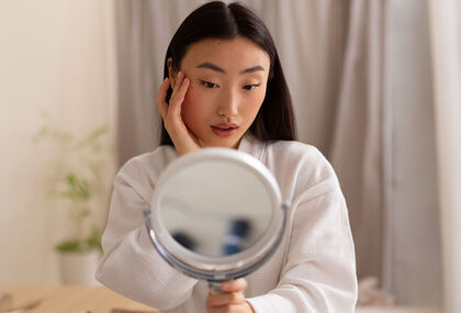 Exfoliant mécanique vs exfoliant chimique : lequel choisir ?