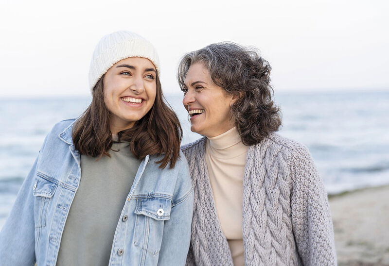 Cheveux blancs : comment les sublimer, ou les camoufler