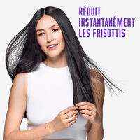 Shampooing lissant pour cheveux indisciplin&eacute;s BC Frizz Away